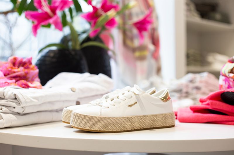 Weiße Sneaker mit goldenen Highlights der neuen Frühlingskollektion