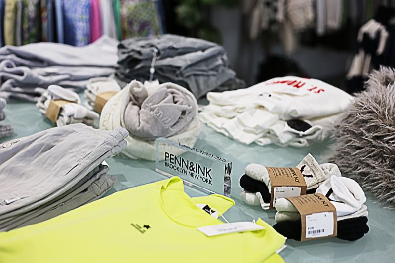 Detailaufnahme: Verschiedene Kleidungsstücke wie Oberteile, Hosen, Schals und Socken