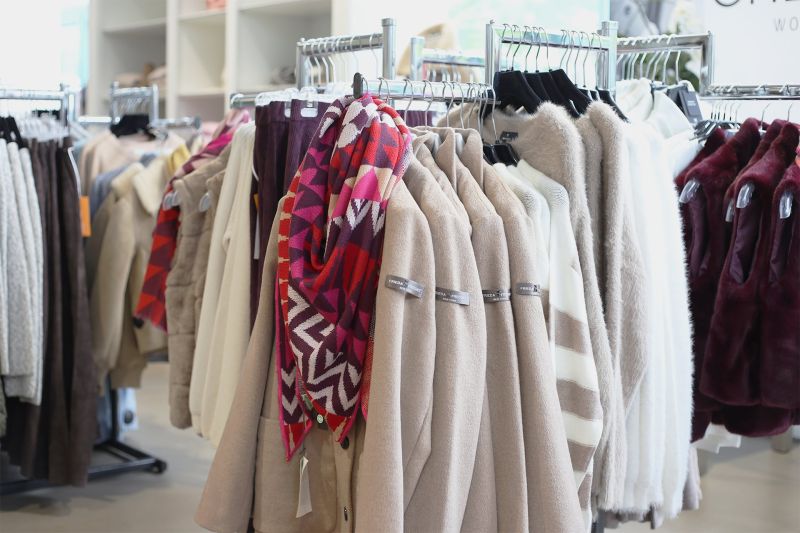 Diverse Jacken und Westen für kühlere Tage in herbstlichen Beige-Tönen