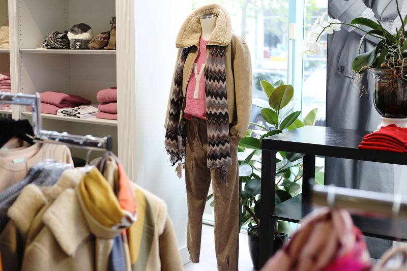 Gemütlich lässiges Outfit mit passendem gemusterten Schal und Jacke mit Teddyfell-Einsatz