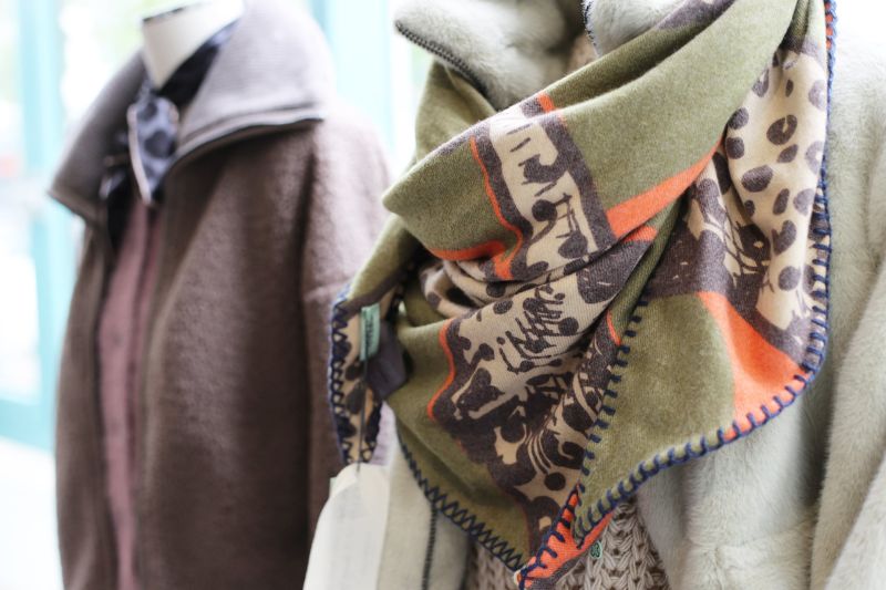 Nahaufnahme gemustertes weiches Halstuch in Naturtönen