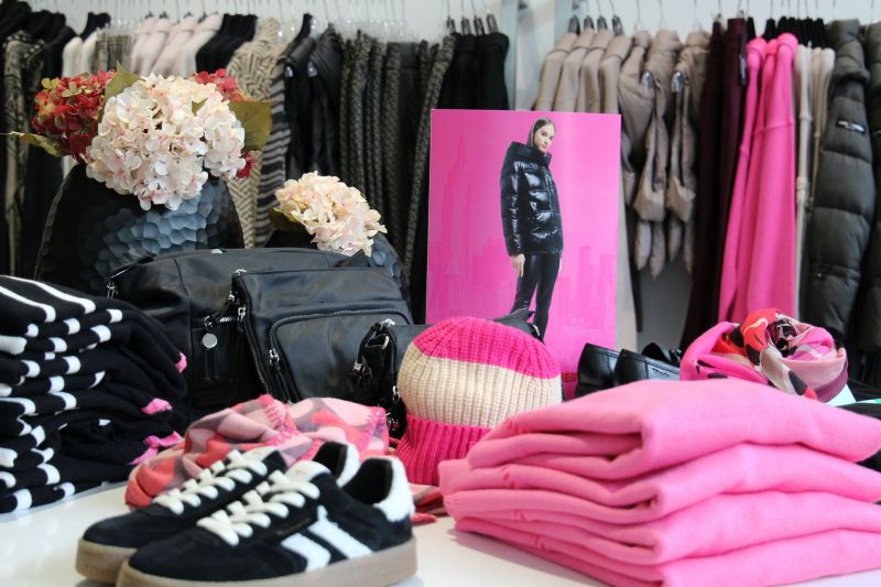 Aktuelle Designermode in den Trenfarben Schwarz-Weiß und Pink aus der Kollektion Herbst/Winter bei Checkout