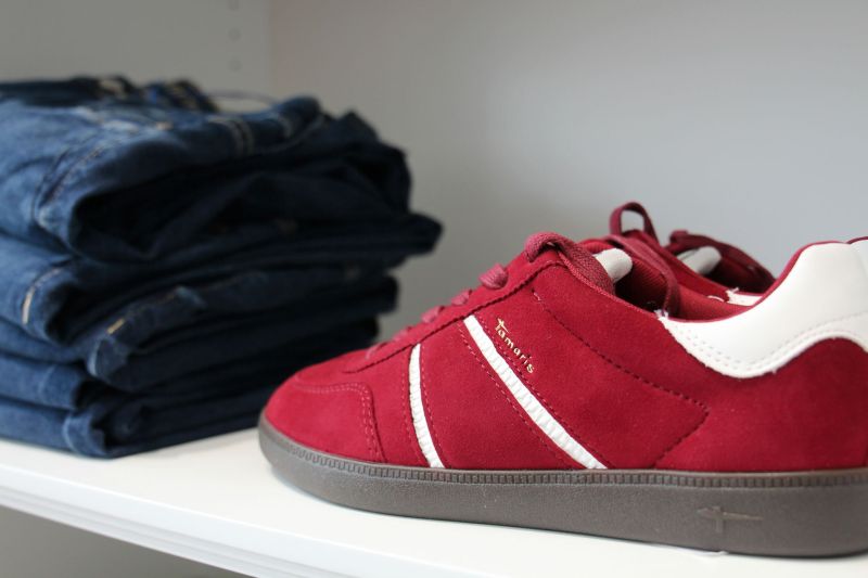 Roter Tamaris-Sneaker und Denim-Jeans