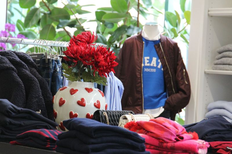 Eindrücke aus der Herbst-/Winterkollektion mit kräftigen Rot- und Blautönen